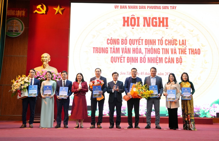 PHƯỜNG SƠN TÂY CÔNG BỐ QUYẾT ĐỊNH TỔ CHỨC LẠI TRUNG TÂM VĂN HÓA – THÔNG TIN VÀ THỂ THAO VÀ TRAO CÁC QUYẾT ĐỊNH VỀ CÔNG TÁC CÁN BỘ- Ảnh 1.