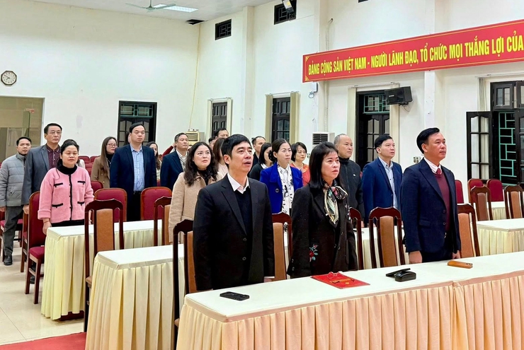 Sinh hoạt dưới cờ đầu năm 2026: Phú Lương sẵn sàng cho năm bản lề thực hiện các nhiệm vụ chính trị- Ảnh 1.