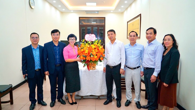 Đồng chí Chủ tịch UBND phường Nguyễn Thanh Bình kiểm tra, động viên công tác khóa sổ kế toán năm 2025 tại Kho bạc Nhà nước khu vực 1- Ảnh 3.