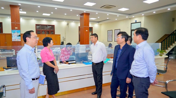 Đồng chí Chủ tịch UBND phường Nguyễn Thanh Bình kiểm tra, động viên công tác khóa sổ kế toán năm 2025 tại Kho bạc Nhà nước khu vực 1- Ảnh 2.