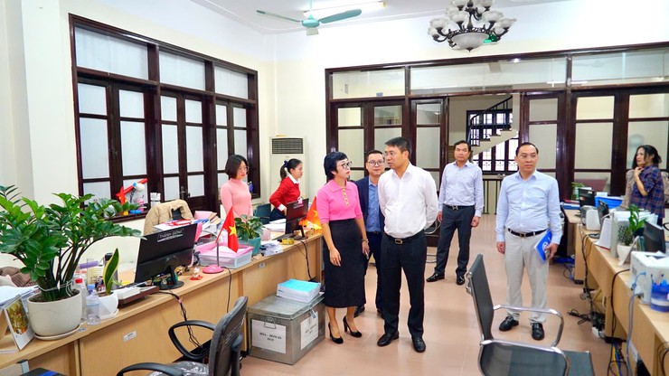 Đồng chí Chủ tịch UBND phường Nguyễn Thanh Bình kiểm tra, động viên công tác khóa sổ kế toán năm 2025 tại Kho bạc Nhà nước khu vực 1- Ảnh 1.