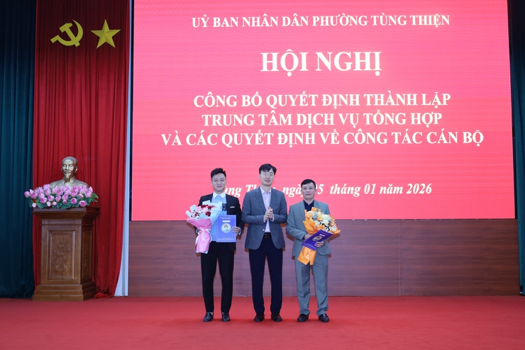 Phường Tùng Thiện công bố Quyết định thành lập Trung tâm Dịch vụ tổng hợp, các Quyết định về công tác cán bộ- Ảnh 1.