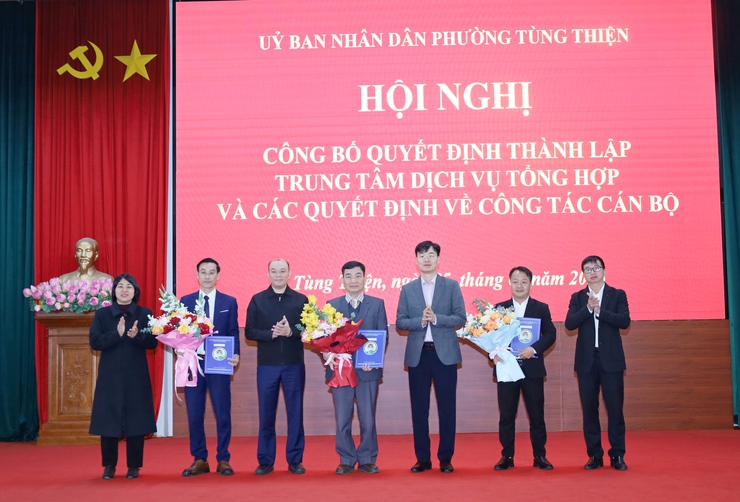 Phường Tùng Thiện công bố Quyết định thành lập Trung tâm Dịch vụ tổng hợp, các Quyết định về công tác cán bộ- Ảnh 2.