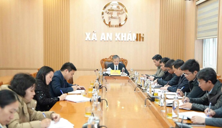 Đồng chí Phó Bí thư Đảng uỷ, Chủ tịch UBND xã Hồ Trung Nghĩa chủ trì Hội nghị nghe báo công tác giải phóng mặt bằng các dự án trọng điểm trên địa bàn- Ảnh 1.