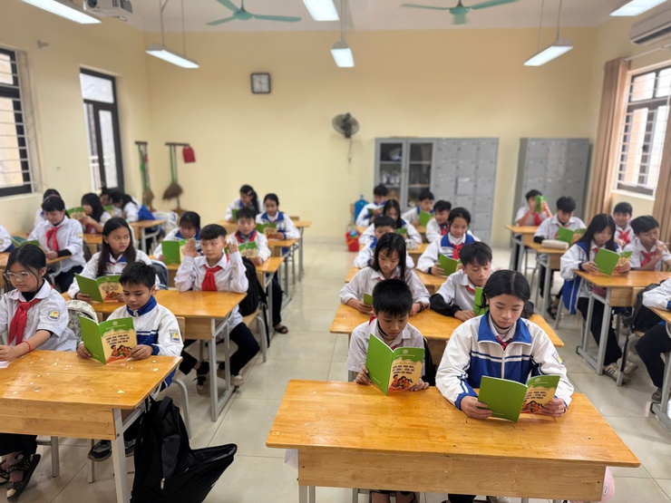 Xuân Mai: cấp phát sổ tay truyền thông kết hợp tuyên truyền giáo dục đạo đức, lối sống, cách ứng xử trong gia đình cho học sinh- Ảnh 1.