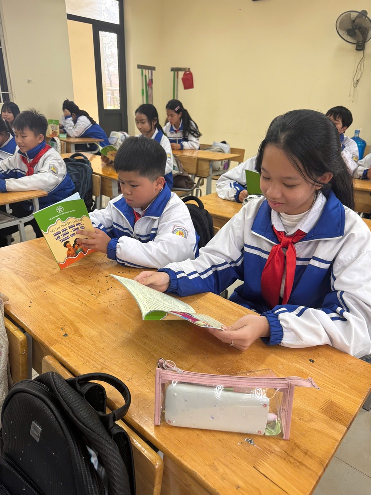 Xuân Mai: cấp phát sổ tay truyền thông kết hợp tuyên truyền giáo dục đạo đức, lối sống, cách ứng xử trong gia đình cho học sinh- Ảnh 2.
