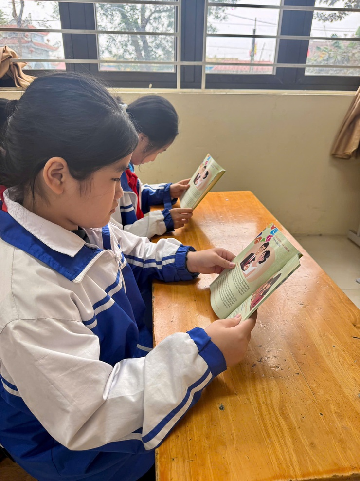 Xuân Mai: cấp phát sổ tay truyền thông kết hợp tuyên truyền giáo dục đạo đức, lối sống, cách ứng xử trong gia đình cho học sinh- Ảnh 3.