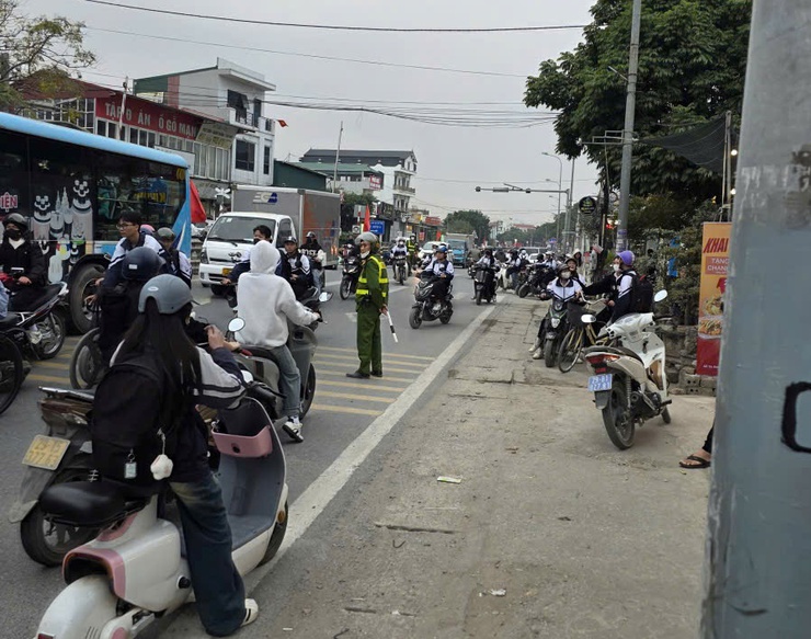 Công an xã Phú Xuyên nỗ lực giữ vững ANTT, chủ động đảm bảo an toàn trong dịp nghỉ Lễ Tết Dương lịch 2026- Ảnh 3.