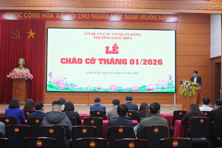 Cơ quan các cơ quan Đảng phường Long Biên tổ chức Lễ chào cờ tháng 1/2026- Ảnh 2.