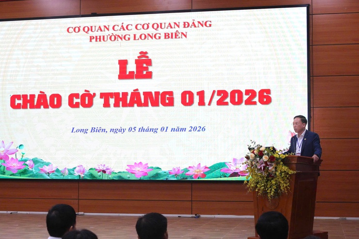 Cơ quan các cơ quan Đảng phường Long Biên tổ chức Lễ chào cờ tháng 1/2026- Ảnh 1.