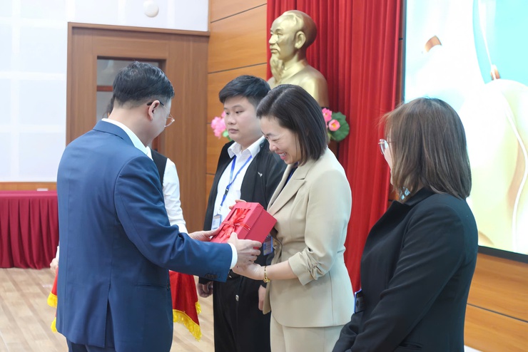 Cơ quan các cơ quan Đảng phường Long Biên tổ chức Lễ chào cờ tháng 1/2026- Ảnh 4.