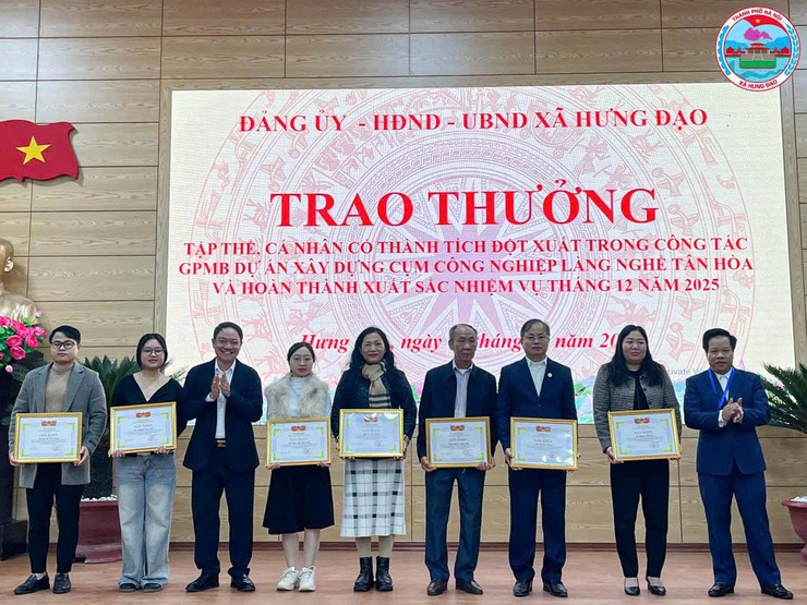 XÃ HƯNG ĐẠO TỔ CHỨC LỄ CHÀO CỜ THÁNG 01/2026, CÔNG BỐ QUYẾT ĐỊNH VÀ TRAO KHEN THƯỞNG- Ảnh 8.