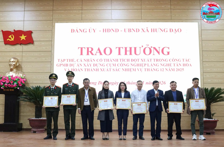 XÃ HƯNG ĐẠO TỔ CHỨC LỄ CHÀO CỜ THÁNG 01/2026, CÔNG BỐ QUYẾT ĐỊNH VÀ TRAO KHEN THƯỞNG- Ảnh 7.