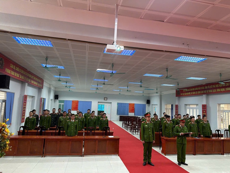 Công an xã Tam Hưng tổ chức Lễ chào cờ Tổ quốc tháng 01/2026 gắn với sinh hoạt chính trị, tư tưởng kỷ niệm 110 năm Ngày sinh đồng chí Trần Quốc Hoàn- Ảnh 2.