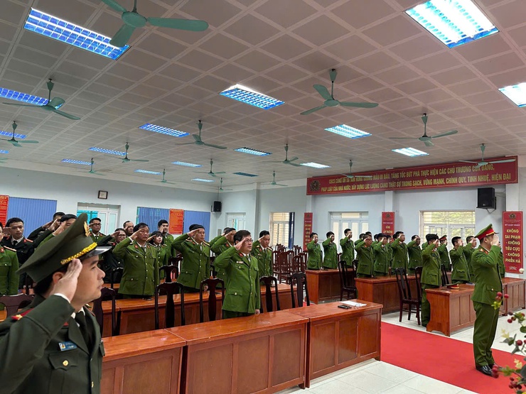 Công an xã Tam Hưng tổ chức Lễ chào cờ Tổ quốc tháng 01/2026 gắn với sinh hoạt chính trị, tư tưởng kỷ niệm 110 năm Ngày sinh đồng chí Trần Quốc Hoàn- Ảnh 1.