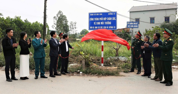 SÓC SƠN PHỐI HỢP GẮN BIỂN CÔNG TRÌNH CHĂM SÓC, BẢO VỆ MÔI TRƯỜNG- Ảnh 2.