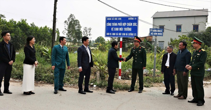 SÓC SƠN PHỐI HỢP GẮN BIỂN CÔNG TRÌNH CHĂM SÓC, BẢO VỆ MÔI TRƯỜNG- Ảnh 3.
