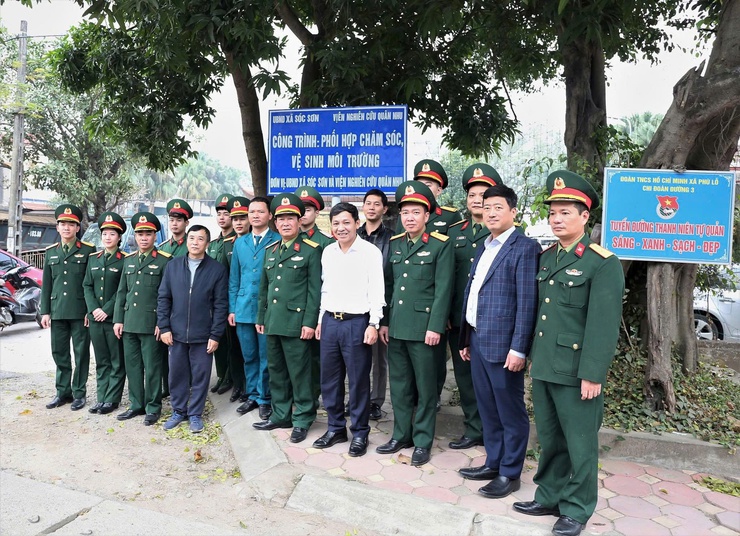 SÓC SƠN PHỐI HỢP GẮN BIỂN CÔNG TRÌNH CHĂM SÓC, BẢO VỆ MÔI TRƯỜNG- Ảnh 1.