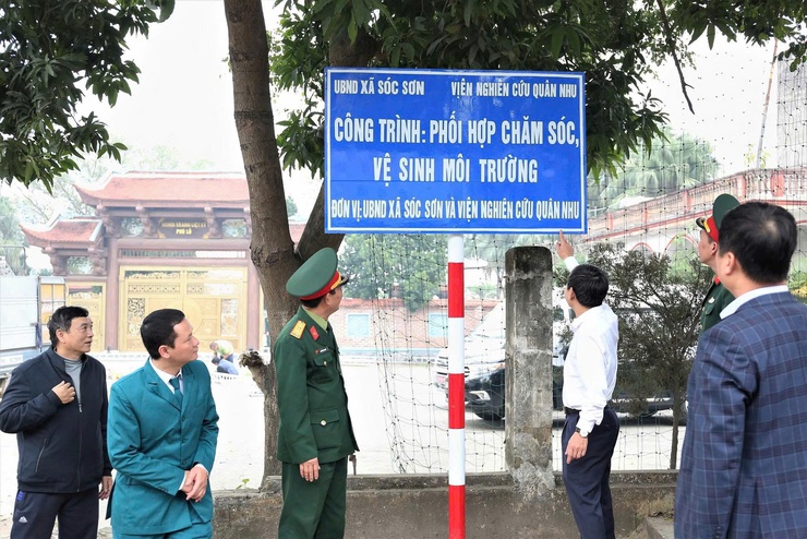 SÓC SƠN PHỐI HỢP GẮN BIỂN CÔNG TRÌNH CHĂM SÓC, BẢO VỆ MÔI TRƯỜNG- Ảnh 4.