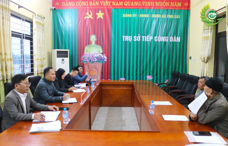 Đồng chí Hoàng Nguyên Ưng – Phó bí thư Đảng ủy,Chủ tịch UBND xã Phú Cát tiếp công dân định kỳ.- Ảnh 1.