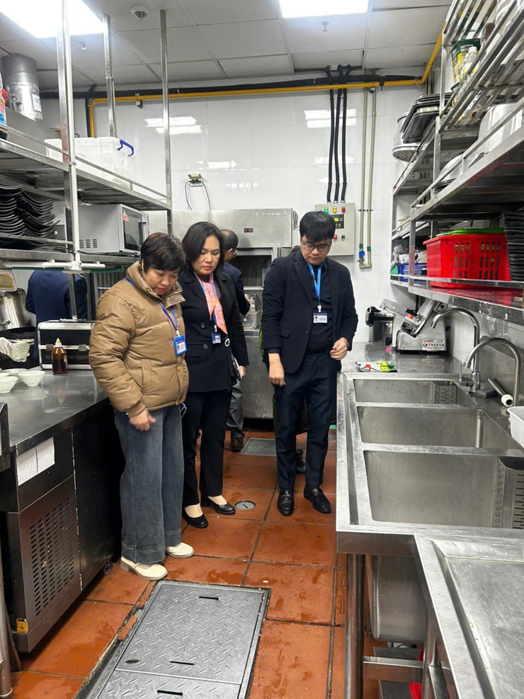 Phường Long Biên ra quân kiểm tra An toàn thực phẩm dịp Tết Dương lịch, Tết Nguyên đán Bính Ngọ năm 2026- Ảnh 1.