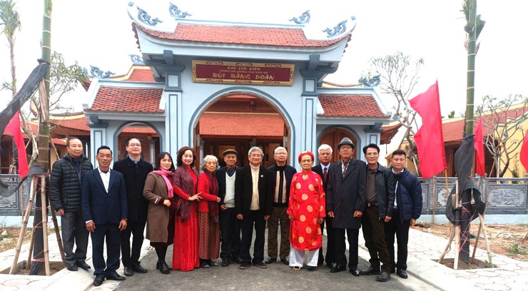 Đoàn đại biểu Hội đồng họ Bùi Việt Nam dâng hương tưởng niệm Cụ Bùi Bằng Đoàn- Ảnh 1.