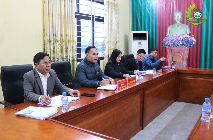 Đồng chí Hoàng Nguyên Ưng – Phó bí thư Đảng ủy,Chủ tịch UBND xã Phú Cát tiếp công dân định kỳ.- Ảnh 2.