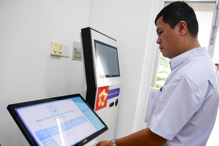 Người dân có thể nộp hồ sơ, nhận kết quả giải quyết thủ tục hành chính qua VNeID- Ảnh 1.