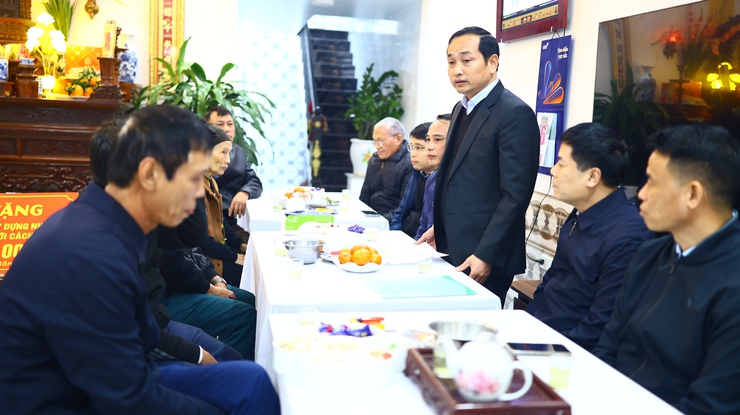 UBND xã Thạch Thất trao kinh phí hỗ trợ xây dựng nhà ở cho người có công với cách mạng - Ảnh 1.