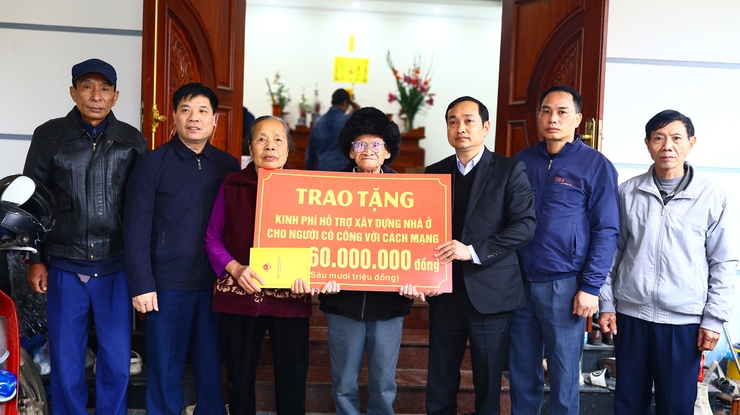 UBND xã Thạch Thất trao kinh phí hỗ trợ xây dựng nhà ở cho người có công với cách mạng - Ảnh 2.