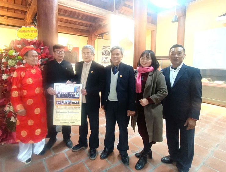 Đoàn đại biểu Hội đồng họ Bùi Việt Nam dâng hương tưởng niệm Cụ Bùi Bằng Đoàn- Ảnh 14.