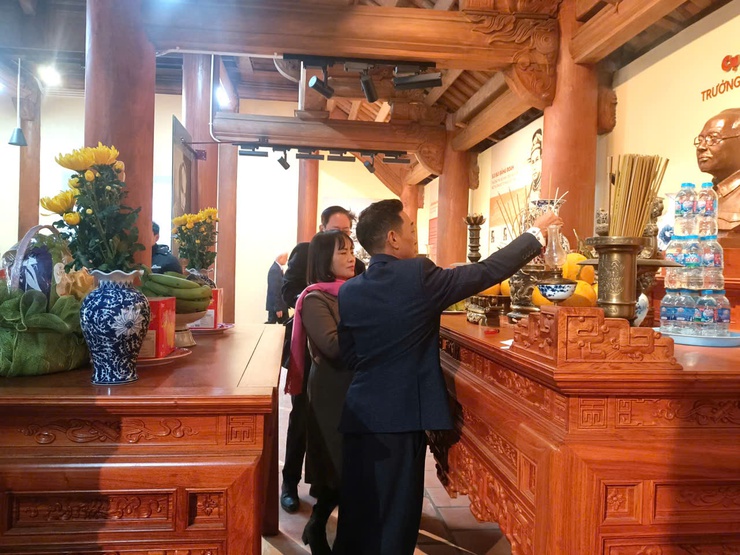 Đoàn đại biểu Hội đồng họ Bùi Việt Nam dâng hương tưởng niệm Cụ Bùi Bằng Đoàn- Ảnh 11.