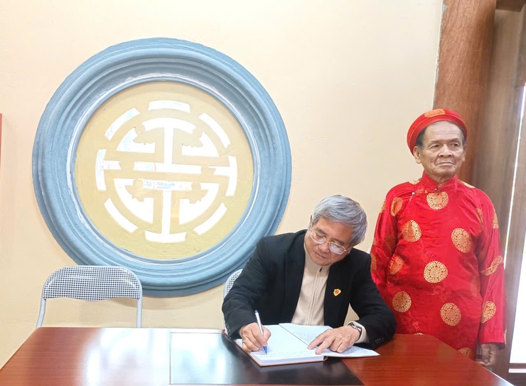 Đoàn đại biểu Hội đồng họ Bùi Việt Nam dâng hương tưởng niệm Cụ Bùi Bằng Đoàn- Ảnh 17.