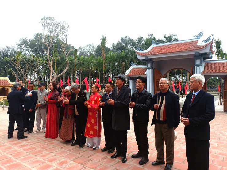 Đoàn đại biểu Hội đồng họ Bùi Việt Nam dâng hương tưởng niệm Cụ Bùi Bằng Đoàn- Ảnh 9.