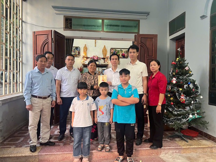 MTTQ xã Hương Sơn thăm hỏi, hỗ trợ gia đình hoàn cảnh đặc biệt khó khăn dịp cuối năm- Ảnh 1.