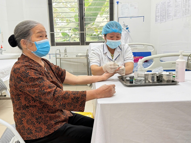 Y tế cơ sở: Điểm tựa chăm sóc sức khỏe ban đầu của người dân Thủ đô- Ảnh 1.