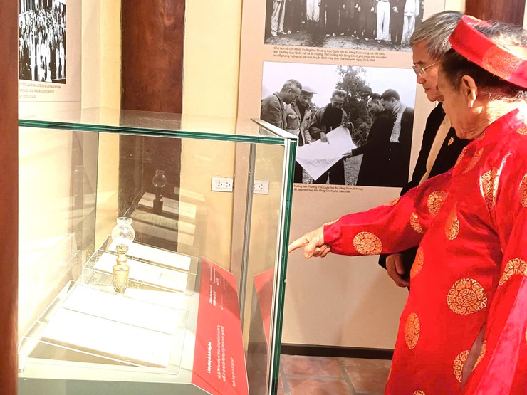 Đoàn đại biểu Hội đồng họ Bùi Việt Nam dâng hương tưởng niệm Cụ Bùi Bằng Đoàn- Ảnh 8.