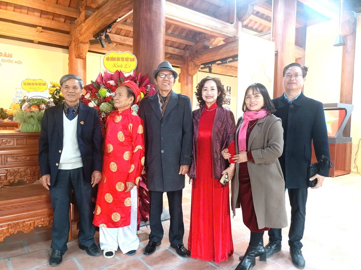 Đoàn đại biểu Hội đồng họ Bùi Việt Nam dâng hương tưởng niệm Cụ Bùi Bằng Đoàn- Ảnh 4.