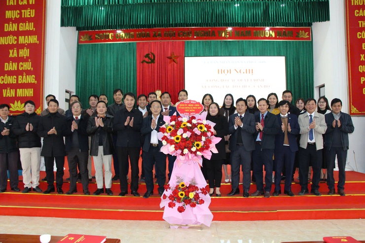 CÔNG BỐ, TRAO QUYẾT ĐỊNH BỔ NHIỆM CHỨC VỤ LÃNH ĐẠO TRUNG TÂM DỊCH VỤ TỔNG HỢP VÀ TRẠM Y TẾ XÃ PHÚC SƠN- Ảnh 1.