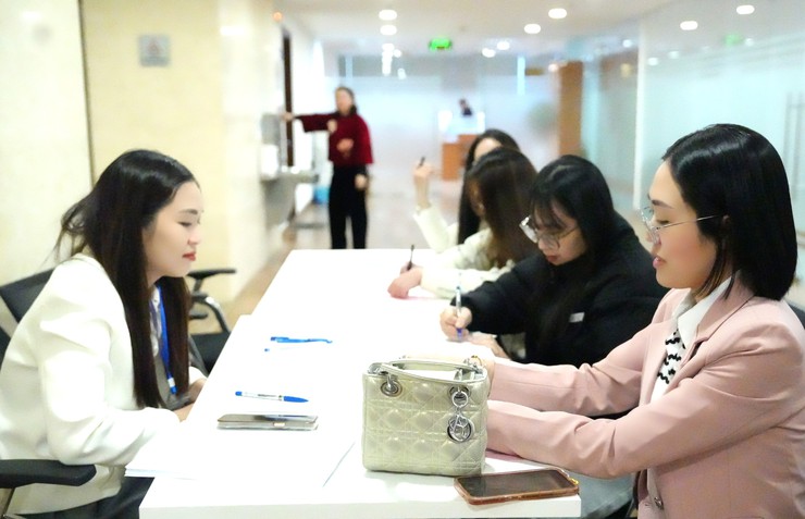 Trung tâm Phục vụ hành chính công thành phố Hà Nội tổ chức phỏng vấn ứng viên tuyển dụng lao động hợp đồng đợt 3- Ảnh 1.