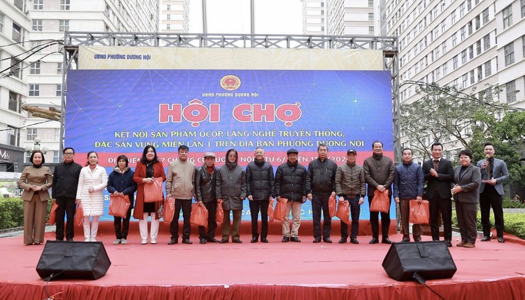 Khai mạc Hội chợ kết nối sản phẩm OCOP, làng nghề truyền thống, đặc sản vùng miền lần thứ 1 trên địa bàn phường Dương Nội- Ảnh 2.