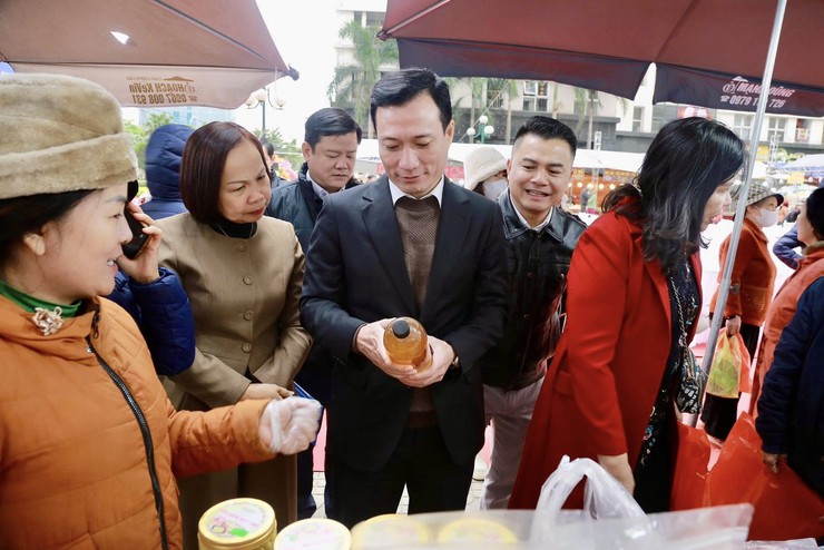 Khai mạc Hội chợ kết nối sản phẩm OCOP, làng nghề truyền thống, đặc sản vùng miền lần thứ 1 trên địa bàn phường Dương Nội- Ảnh 3.