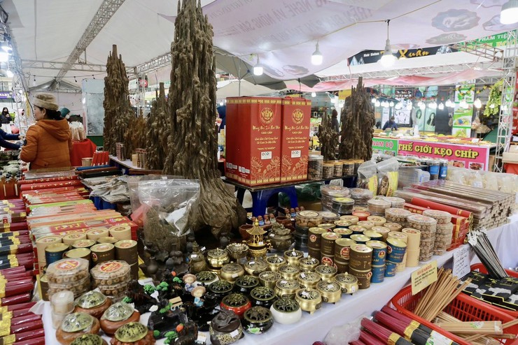 Khai mạc Hội chợ kết nối sản phẩm OCOP, làng nghề truyền thống, đặc sản vùng miền lần thứ 1 trên địa bàn phường Dương Nội- Ảnh 4.