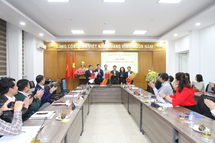 ĐẢNG ỦY PHƯỜNG XUÂN PHƯƠNG TỔ CHỨC HỘI NGHỊ CÔNG BỐ VÀ TRAO QUYẾT ĐỊNH VỀ CÔNG TÁC CÁN BỘ- Ảnh 3.