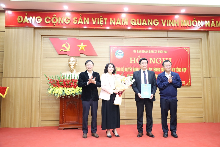 Xã Suối Hai chào cờ đầu năm, trao quyết định công tác cán bộ- Ảnh 2.