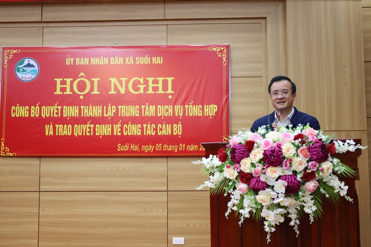 Xã Suối Hai chào cờ đầu năm, trao quyết định công tác cán bộ- Ảnh 1.