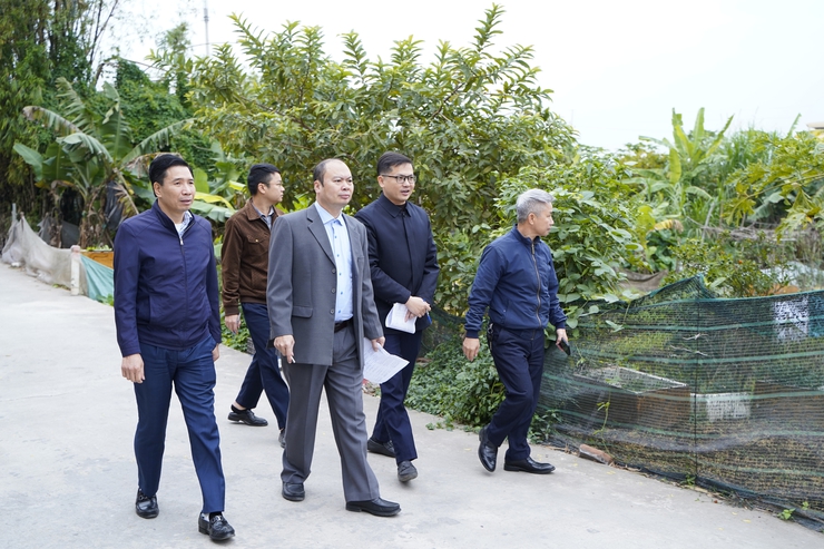 Đồng chí Chủ tịch UBND xã Chuyên Mỹ kiểm tra các dự án đưa vào kế hoạch đấu giá đất năm 2026- Ảnh 2.