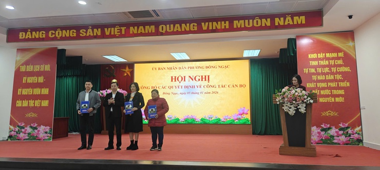 ĐỒNG CHÍ NGUYỄN VĂN HÁCH: PHÓ BÍ THƯ ĐẢNG ỦY – CHỦ TỊCH UBND PHƯỜNG QUÁN TRIỆT NHIỆM VỤ ĐẦU NĂM 2026 TẠI LỄ CHÀO CỜ THÁNG 01/2026- Ảnh 2.