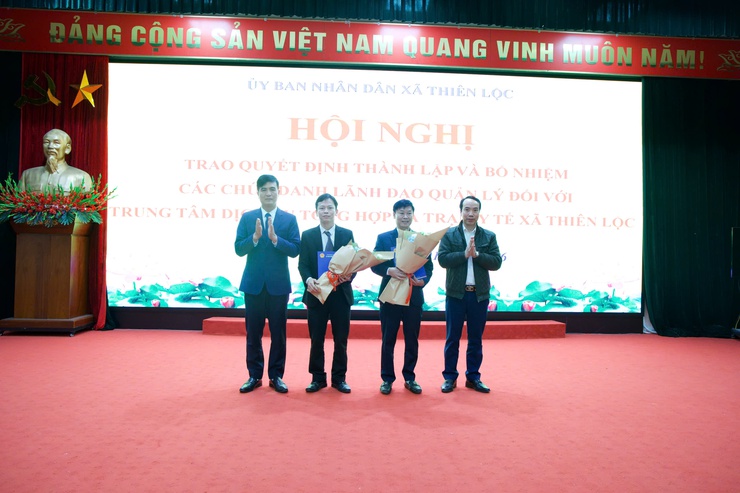 Hội nghị trao Quyết định thành lập và bổ nhiệm các chức danh lãnh đạo quản lý đối với: Trung tâm Dịch vụ Tổng hợp và Trạm Y tế xã Thiên Lộc- Ảnh 4.