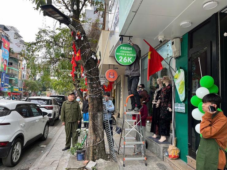 Phường Ngọc Hà ra quân cao điểm xử lý vi phạm trật tự đô thị, vệ sinh môi trường chào mừng Đại hội XIV của Đảng- Ảnh 1.